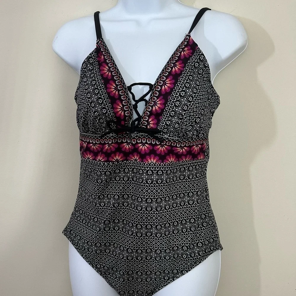 Kona Sol sz med swimsuit in a mini black/white print red print accent on front